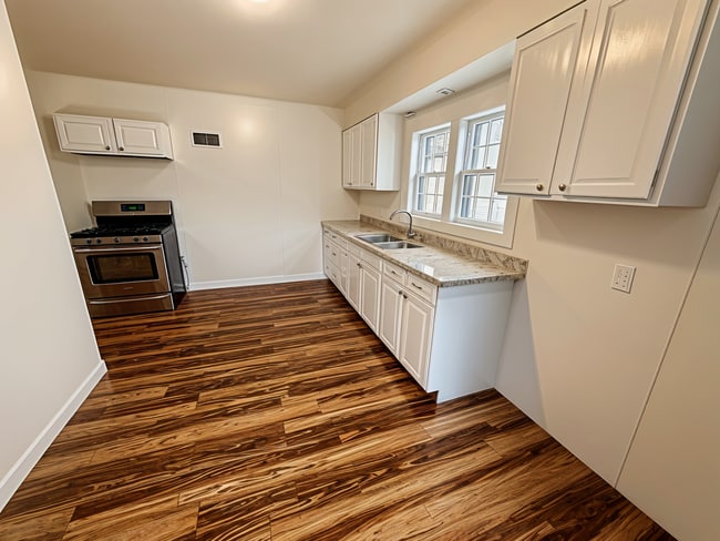 Building Photo - 202 Braley St Rental