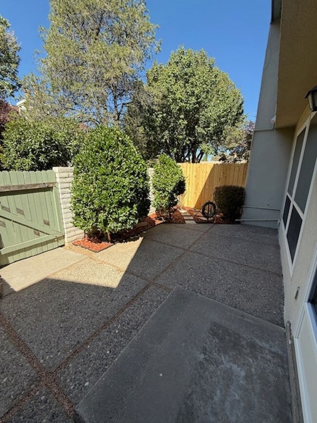 Building Photo - Beautiful 2 bedroom 2.5 bathroom with two ... Rental