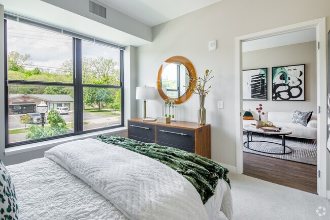 2HAB, 2BA - "O IN, 1049 ft²