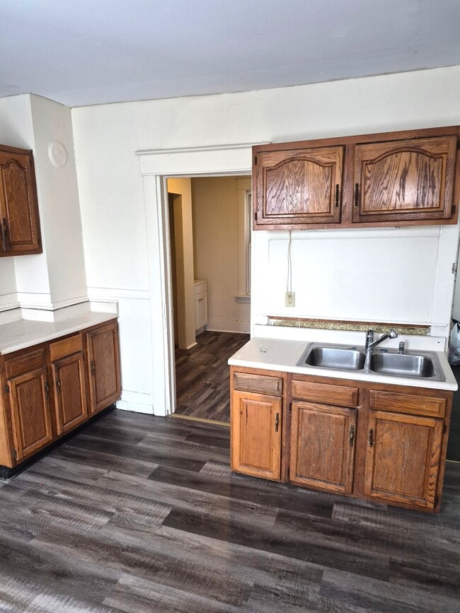 Building Photo - 601 E 12th St Unit 2