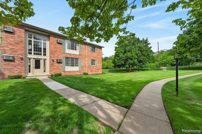 Photo - 454 Romeo Rd