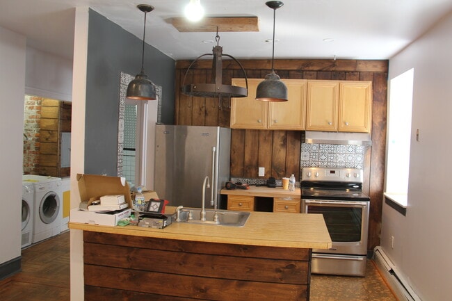 Building Photo - 909 S 49th St Unit 3RD FLOOR