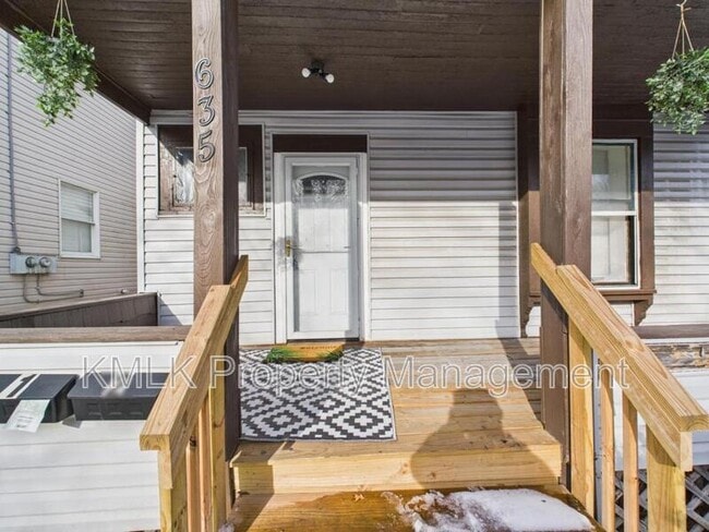 Photo - 635 Hazel St