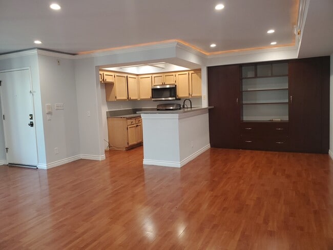 Building Photo - 10119 Pinewood Ave Unit Condo for Rent