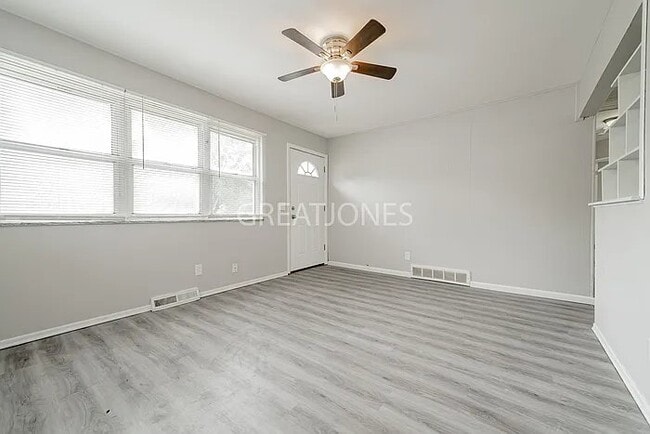 Photo - 1137 Maple Ave