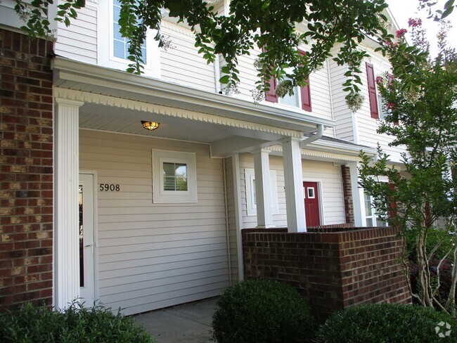 Building Photo - Pretty 3 Bedroom Townhouse in the Clemmons...