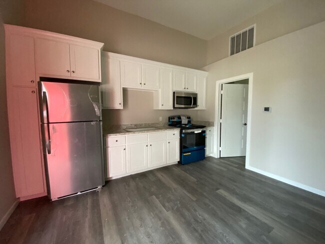 Photo - 907 Magnusson Ave