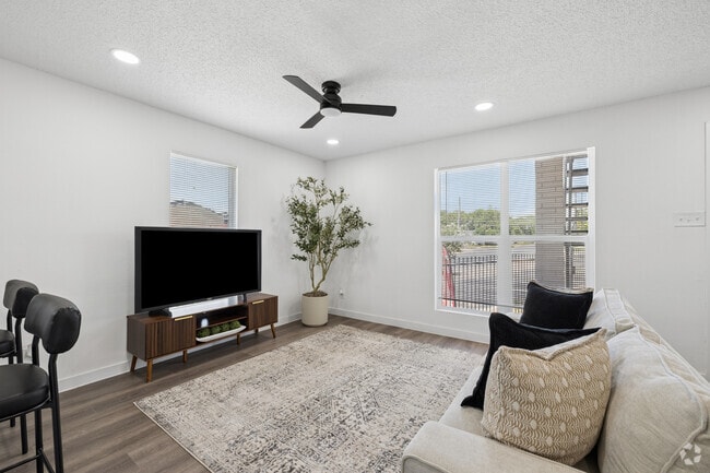 1BR, 1BA - 525SF - Living Room