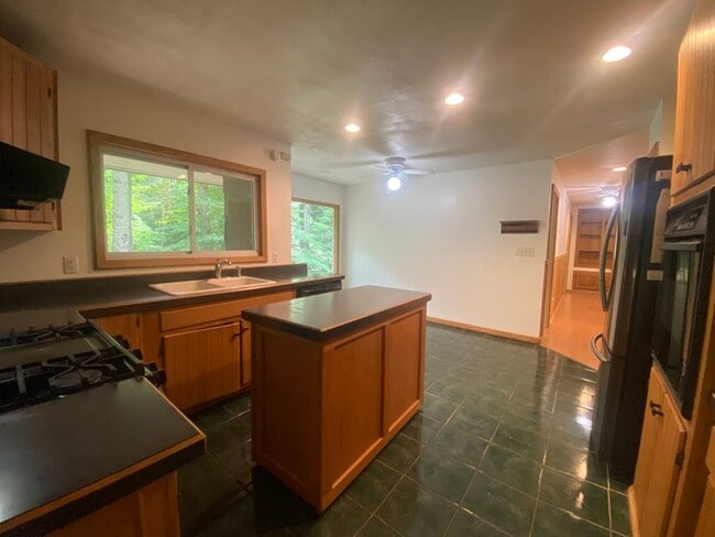 Photo - Secluded 4 bedrooms 3 baths with 2 car garage and fenced in yard in the town of Rutland for rent!