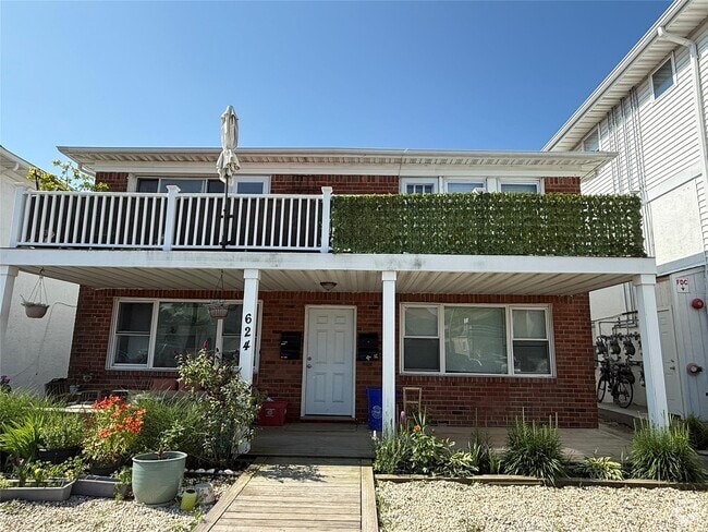Building Photo - 624 E Broadway Unit Lower Rental