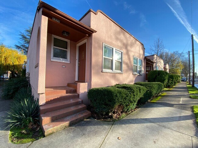 Building Photo - Charming 1 Bedroom with Hardwood Floors, Close-In Location Unit 1350