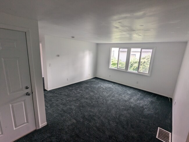 Spacious Living Room - 1613 Iowa Ave Townhome