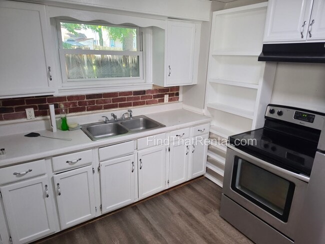 Building Photo - Rare pet-friendly downtown rental with off street parking and fenced yard!