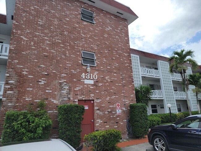 Photo - 4310 NW 12th Ct Unidad 205