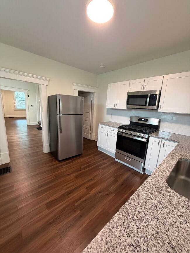 Photo - Spacious 3 Bed | 1.5 Bath – Prime Clintonv... Unit 1