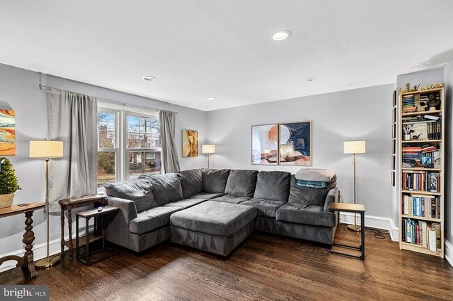 Photo - 339 Comly Ave