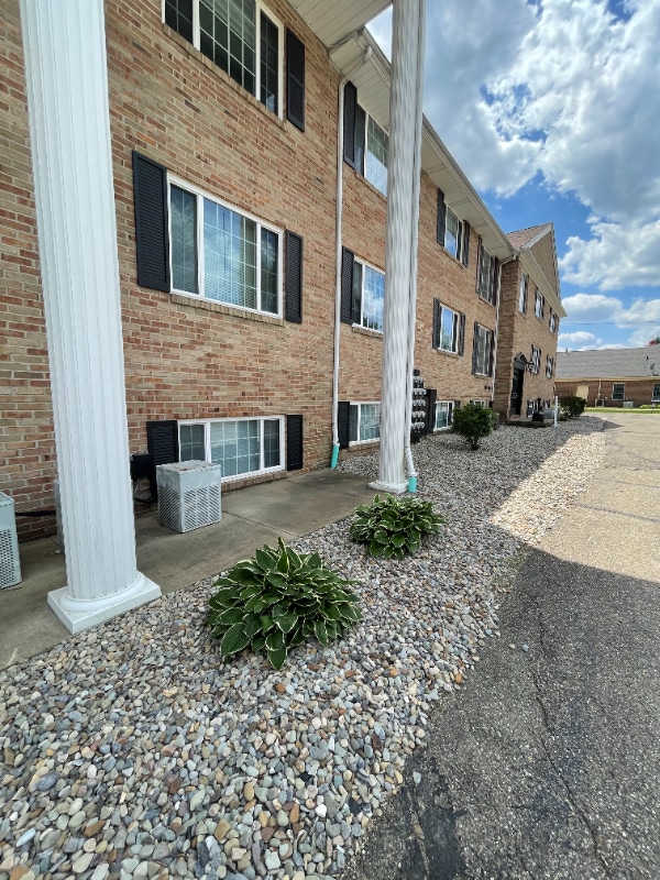 Building Photo - 1101 W Maple St