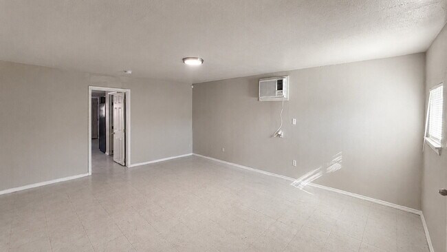 Private Detached 1-Bedroom Apartment with Backyard
