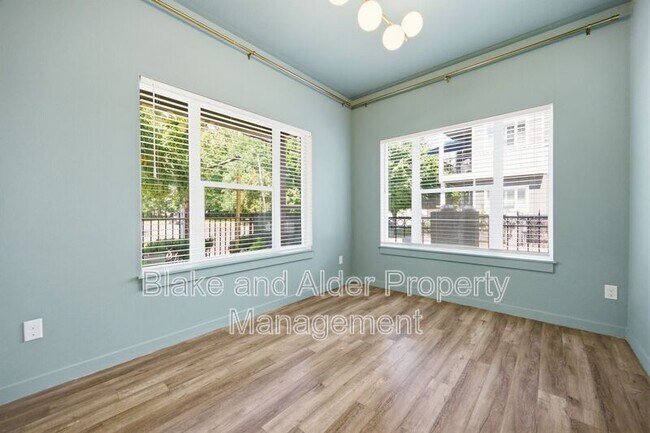Photo - 494 NE Cleveland Ave