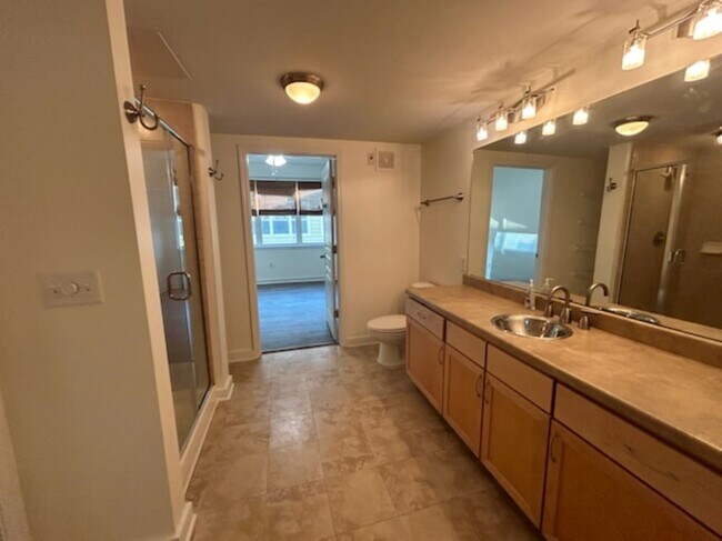 Master Bathroom - 2020 5th Ave S Unit Bristol 429
