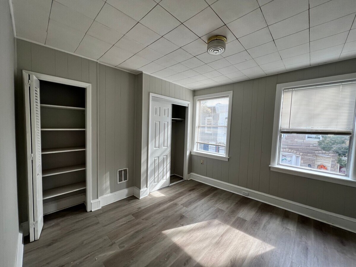 Gorgeous 3b/1b House in South Philly! Section 8 Only - Gorgeous 3b/1b House in South Philly! Section 8 Only