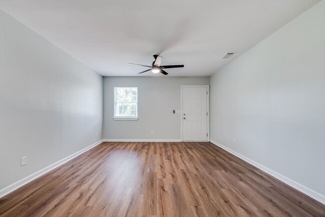 Photo - Completely Renovated 2BR Duplex with Granite Counters & Stainless Appliances