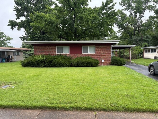 Building Photo - 3 Bedroom/1.5 Bath Brick Ranch