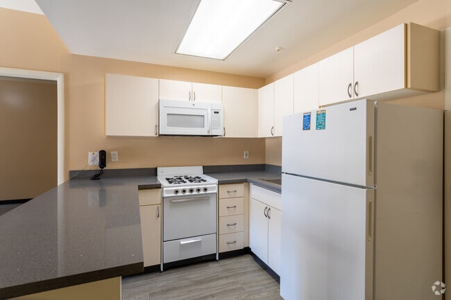 2BR, 2BA - 815 SF