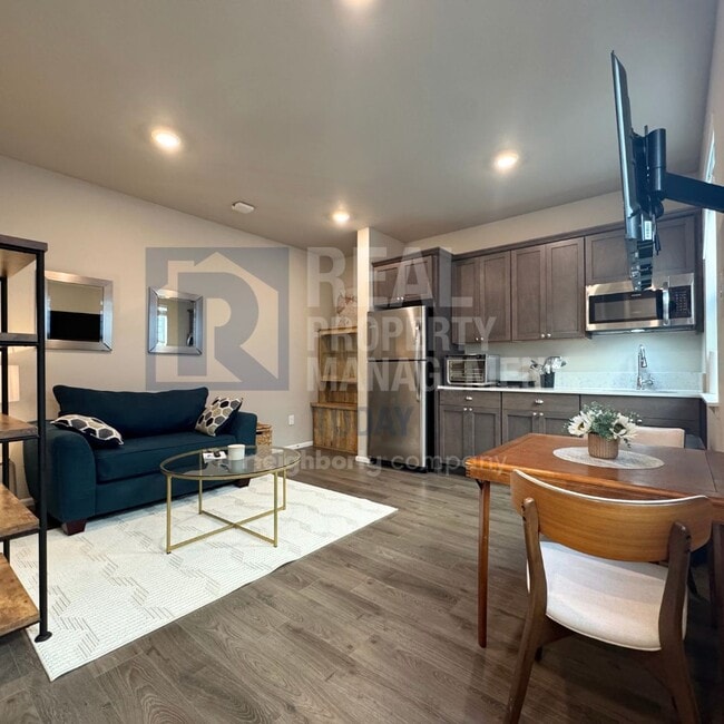 Building Photo - Beautiful 2020-Built 1 Bedroom ADU | Priva... Unit 2