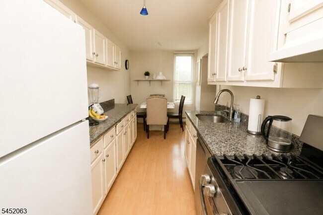 Photo - 833 Main St Unit E