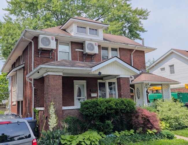 Building Photo - 1227 Gladstone Ave Unit Lower