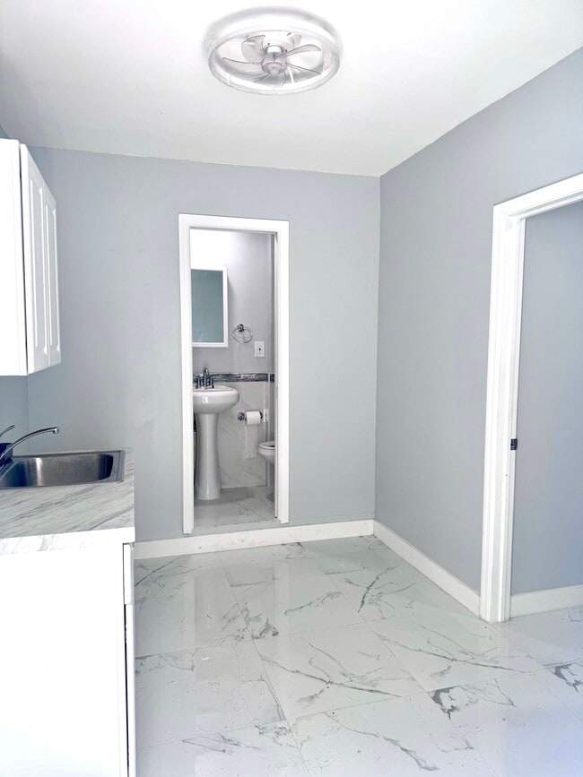 Building Photo - 20134 W Lake Dr Unit Remodeled Efficiency