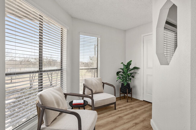 C242440 TheWestside_VS Stills_2B2B2 Sala de sol - The Westside