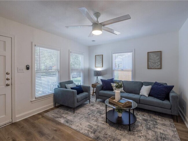 Photo - 906 Capitol Ct