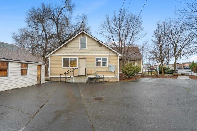 107 E Holland Ave