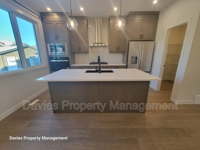 Photo - 2222 Muckleplum Cres SW