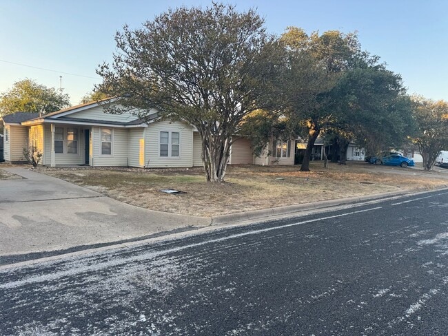 Building Photo - DECEMBER MOVE IN!  Cute 3 Bedroom 1.5 Bath...