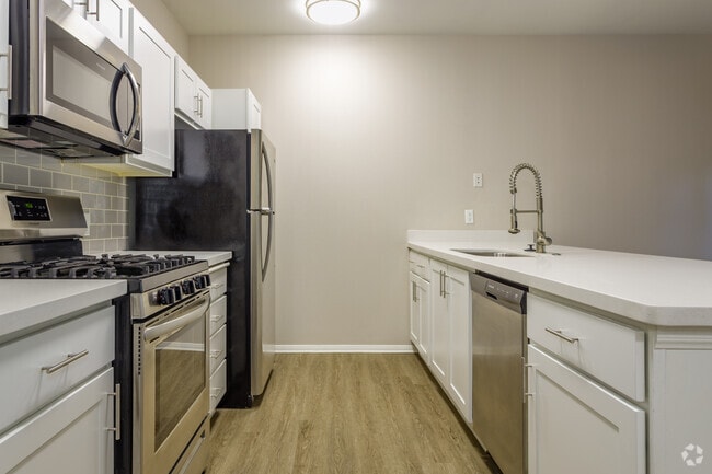 1BR, 1BA - 889SF - Monticello at Southport