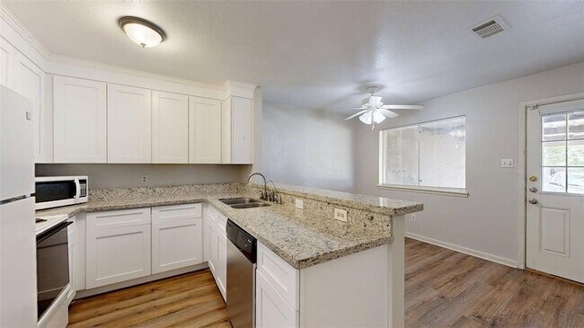 Photo - 412 University Oaks Blvd