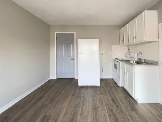 Building Photo - Studio Apartment for Rent- Prime Location ... Unit 06