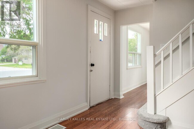 Photo - 129 Major Mackenzie Dr E