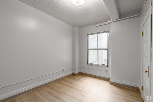 2BR, 1BA - 624SF - Primary Bedroom