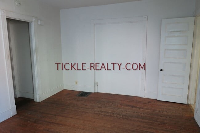 Building Photo - 626 University Ave Unit 2