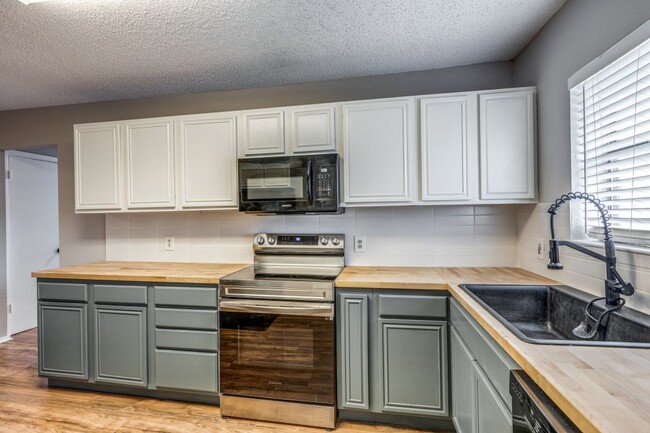 Photo - 312 Mockingbird Ln