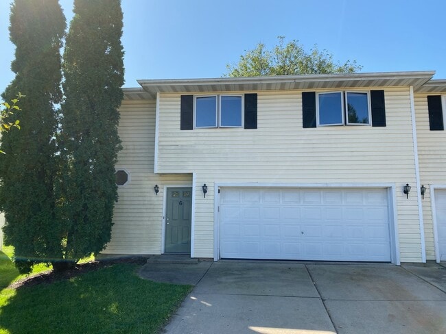 3 bed/2 bath West Side Townhome - 3 bed/2 bath West Side Townhome