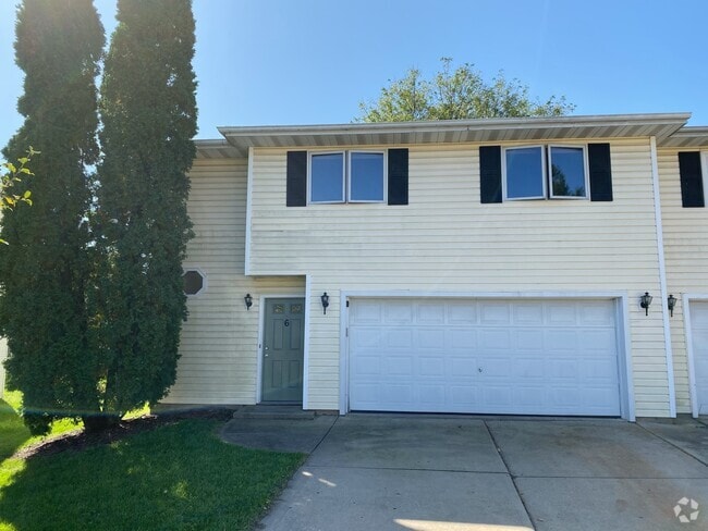 Building Photo - 3 bed/2 bath West Side Townhome