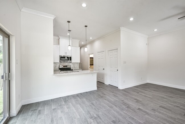 Photo - 5114 Higgins St