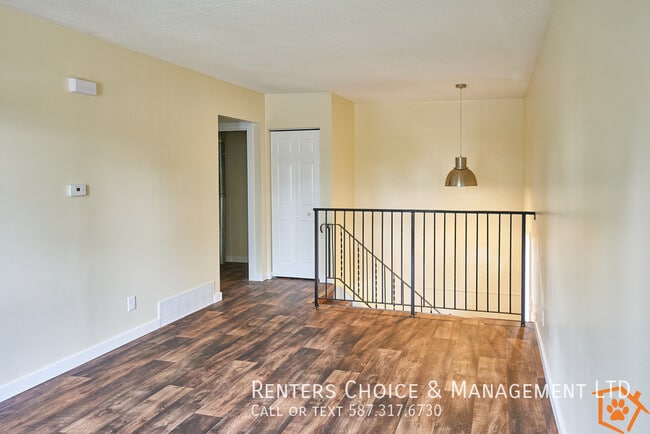 Building Photo - Townhouse with Assigned Parking, Laundry In Unit