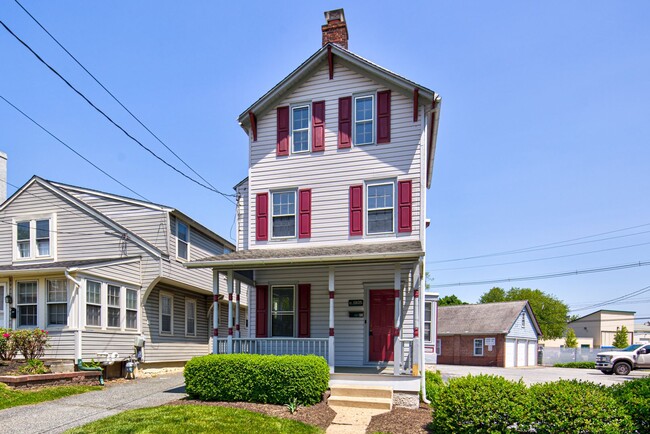 Building Photo - Walking distance to UD campus Available Ju...