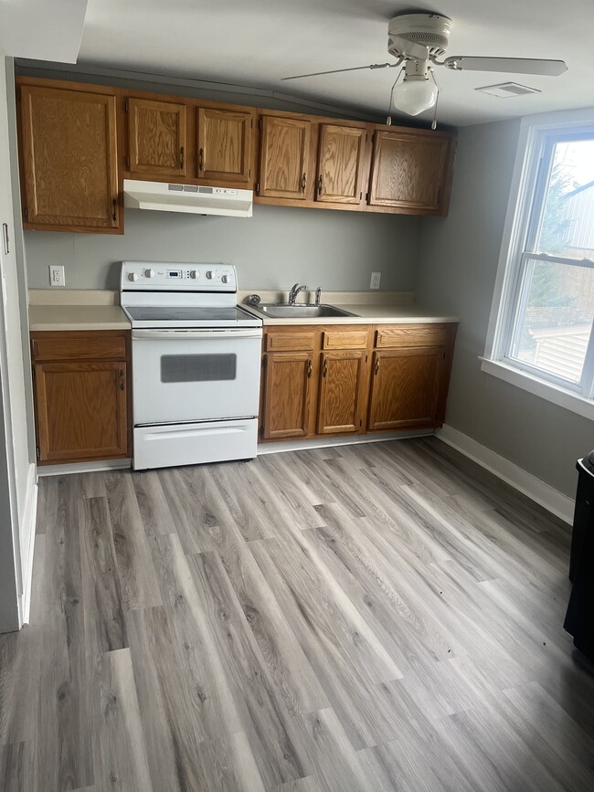 Building Photo - 13 S Congress St Rental